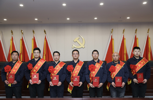 0206 修理能手從左至右依次為 邵冠峰、王寶玉、潘春樂、李龍、許特斯、韓利杰、寇增亮.jpg