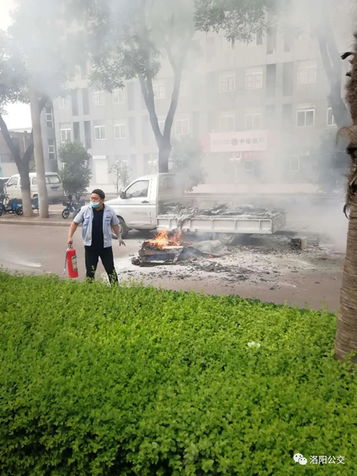 驚險(xiǎn)！高溫天小貨車“上火” 萬幸！路遇公交車長及時(shí)“滅火”