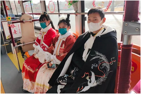 老家河南 心的春運︱熟悉的春節(jié)里！ 看洛陽公交人的過年儀式感 