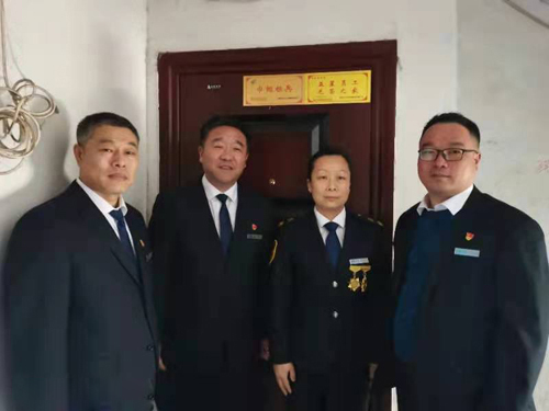 “一人得獎，全家光榮” 送“牌”上門，集團(tuán)為標(biāo)兵先進(jìn)送去榮譽(yù)喜報牌匾