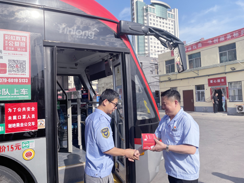 全體公交車長(zhǎng)：大家辛苦了 ——集團(tuán)黨委開展關(guān)愛公交車長(zhǎng)活動(dòng)