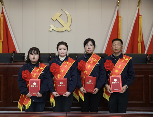 0207 從左至右依次為 點鈔能手王璐、充值能手孫昭娣、教學(xué)能手王慧娟、孫衛(wèi)東.jpg