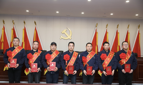0202  標(biāo)兵從左至右依次為 苗田、尤建鵬、劉德斌、褚聰偉、王占峰、解偉強、馬群藝.jpg